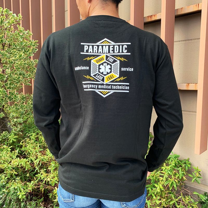 長袖Ｔシャツ PARAMEDIC EMTデザイン ブラック着用 後身