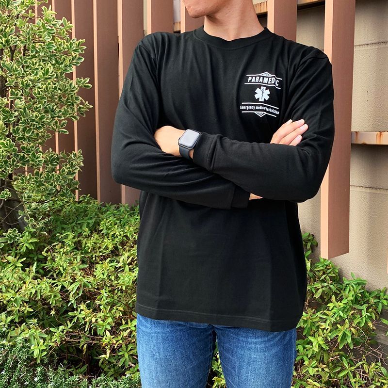 長袖Ｔシャツ PARAMEDIC EMTデザイン ブラック着用 前身