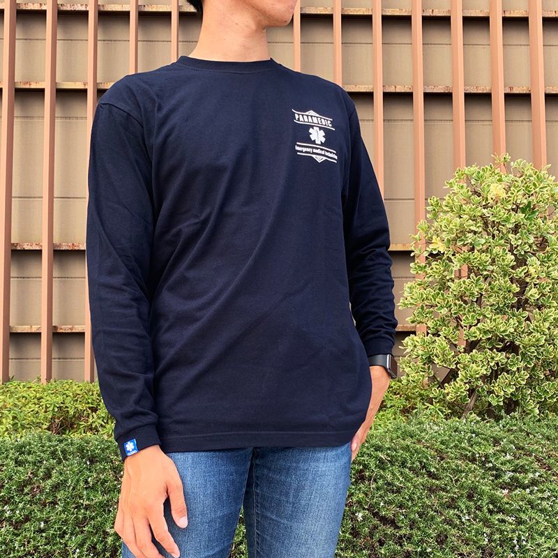 長袖Ｔシャツ PARAMEDIC EMTデザイン ネイビー着用 前身